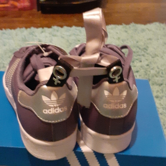 Limited edition feminist Adidas superstar - Picture 2 of 2